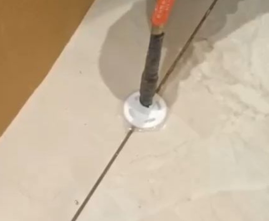 云梦瓷砖空鼓维修公司专业解答瓷砖在铺贴过程中，如果没有涂抹均匀到位的粘结材料（如水泥砂浆或瓷砖胶），可能会导致以下问题